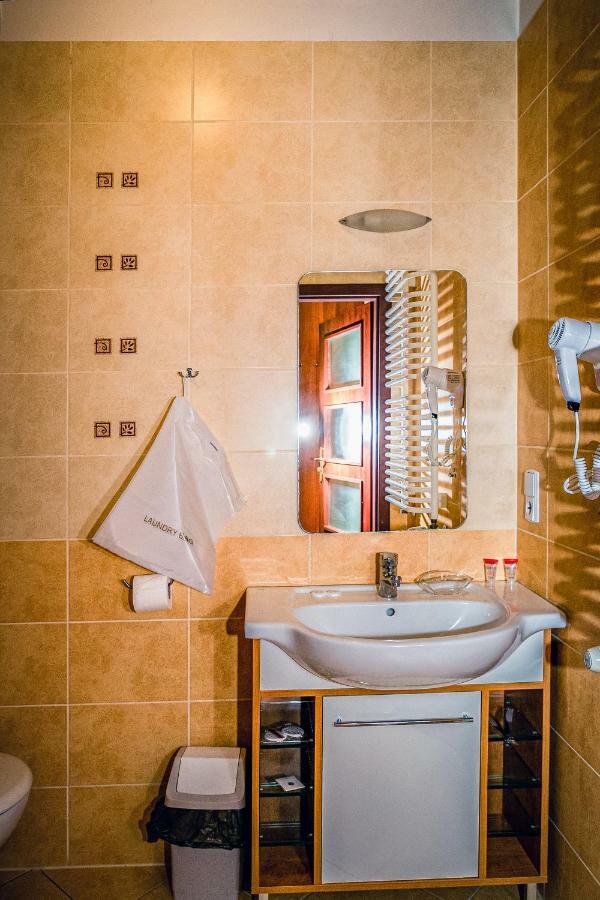 Hotel Hellada Kielce Dış mekan fotoğraf