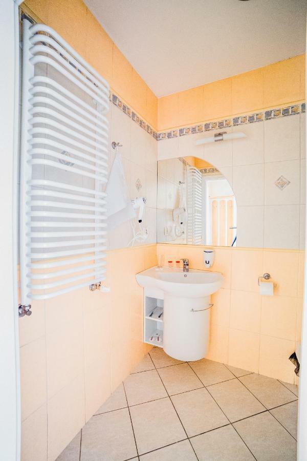 Hotel Hellada Kielce Dış mekan fotoğraf